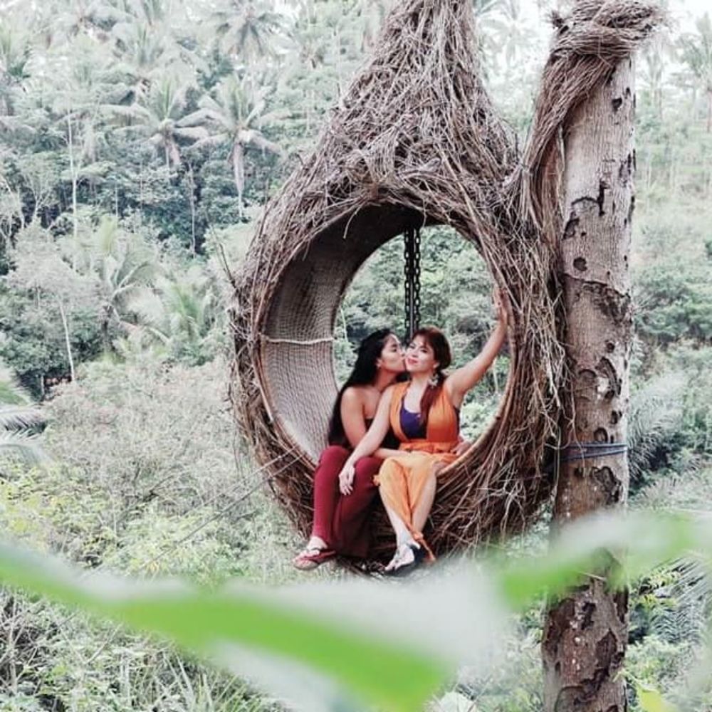 Meet your Posher, Jezzel